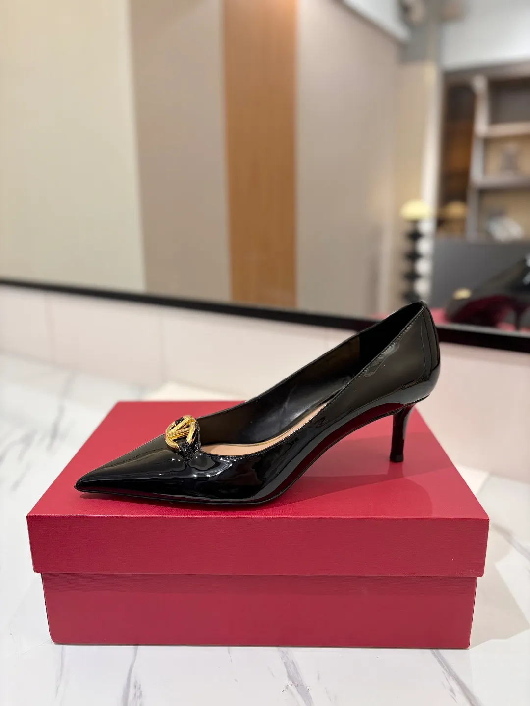 💕💕Factory direct selling price p520💕💕 VALENTINO’s hottest new high-heeled shoes, latest logo buckle, perfect combination with sexy pointed toe❤️‍🔥❤️‍🔥❤️‍🔥❤️‍🔥It is simply the pinnacle of summer fashion💖💖💖💖original replica Upper: patent leather, subleather Outsole: Italian leather outsole Heel height: 6.5cm Size: 35-39 (40 41 42 customized, non-refundable and non-exchangeable)